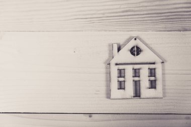 Emlak konsepti. Kopya alanı olan küçük oyuncak ahşap ev