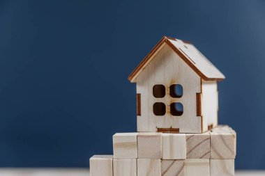 Emlak konsepti. Kopya alanı olan küçük oyuncak ahşap ev