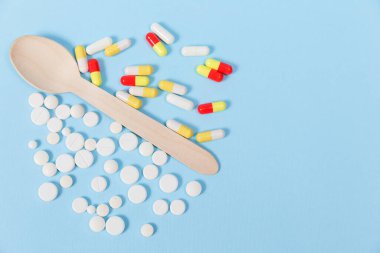 Haplar mavi bir arka planda uzayın bir kopyasıyla dağılmış.