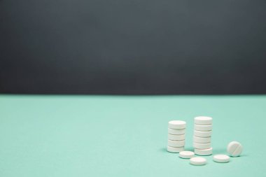 Mavi arka planda çeşitli tıbbi ilaçlar ve şırıngalar var.