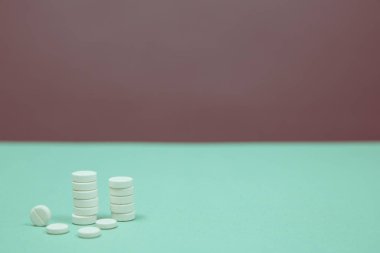 Mavi arka planda çeşitli tıbbi ilaçlar ve şırıngalar var.