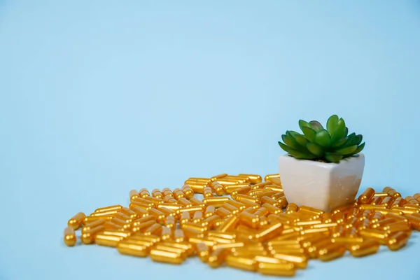 Capsule Pillola Oro Sfondo Blu Concetto Cure Mediche Costose Diagnosi — Foto Stock
