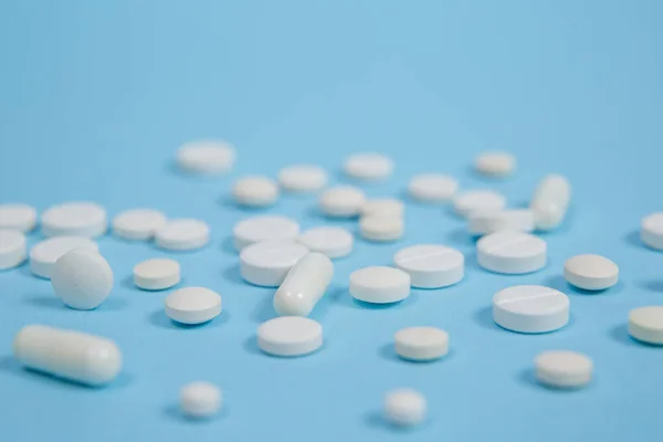 Weiße Medizinische Pillen Auf Blauem Hintergrund Mit Einer Kopie Des — Stockfoto