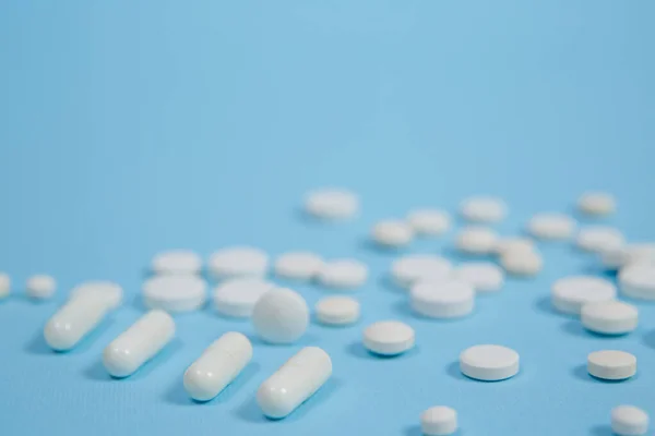 Pillole Mediche Bianche Sfondo Blu Con Una Copia Dello Spazio — Foto Stock