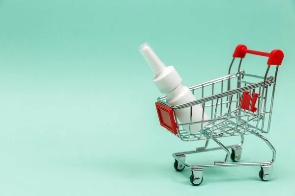 Gyógyszerek Bevásárlókocsiban Kék Háttérrel Koncepció Gyógyszerek Gyógyszertárak Kereskedelme Fénymásolás Szövegszerkesztés — Stock Fotó