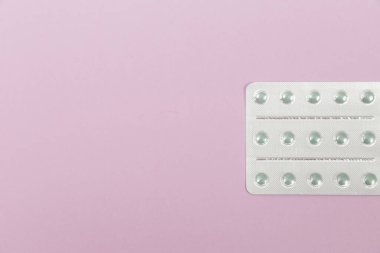 Kabarcık paketlerindeki haplar pembe bir zemin üzerinde metin ya da illüstrasyon için fotokopi alanı ile.