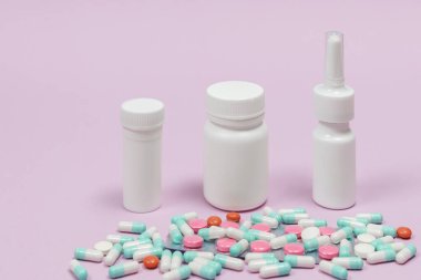 Mavi ve beyaz kapsül hapları beyaz plastik şişelerden döküldü. Küresel sağlık hizmeti kavramı. Antibiyotik ilaç direnci. Antimikrobik kapsül hapları. İlaç sanayisi. Eczane.