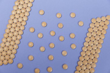 Mor arkaplanda fotokopi alanı olan bir sürü kahverengi hap