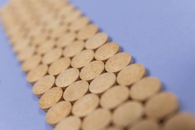 Mor arkaplanda fotokopi alanı olan bir sürü kahverengi hap