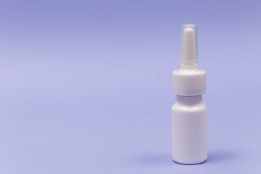 Mor arka planda fotokopi alanı olan tıbbi konteynır. Eczacılık.