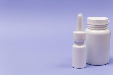 Mor arka planda fotokopi alanı olan tıbbi konteynır. Eczacılık.