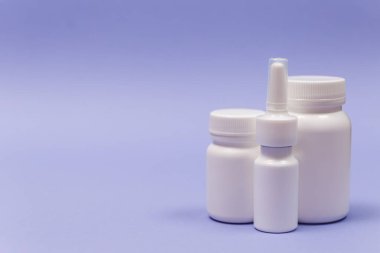 Mor arka planda fotokopi alanı olan tıbbi konteynır. Eczacılık.