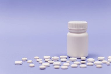 Beyaz hap ve beyaz plastik şişe kutusu. Küresel sağlık hizmeti kavramı. Antibiyotik ilaç direnci. Antimikrobik kapsül hapları. İlaç sanayisi. Eczane.