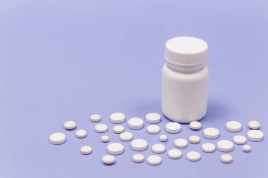 Beyaz hap ve beyaz plastik şişe kutusu. Küresel sağlık hizmeti kavramı. Antibiyotik ilaç direnci. Antimikrobik kapsül hapları. İlaç sanayisi. Eczane.