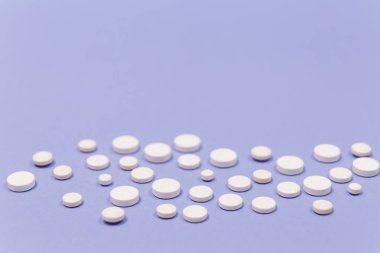 Mor arka planda fotokopi alanı olan beyaz hap. Antibiyotik ilaç direnci. Antimikrobik kapsül hapları. İlaç sanayisi. Eczane.