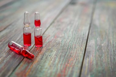 Ahşap arka plandaki enjeksiyon şişesinde kopyalama alanı