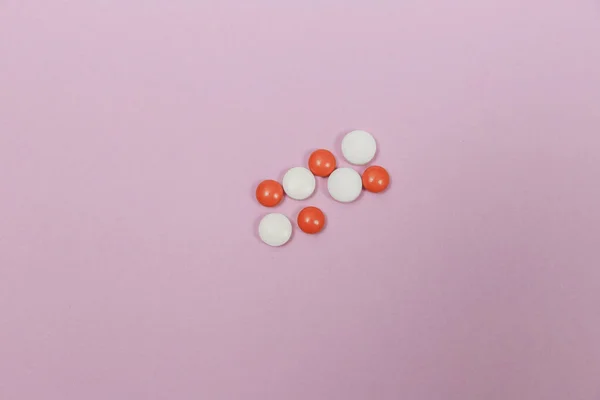Λευκό Και Πορτοκαλί Χάπια Ροζ Φόντο Αντίγραφο Χώρο Για Κείμενο — Φωτογραφία Αρχείου