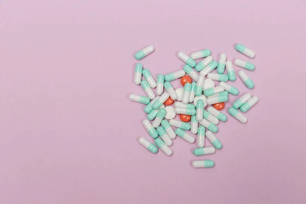 Különböző Tabletták Kapszulák Rózsaszín Alapon Másolás Helyet Szöveg — Stock Fotó