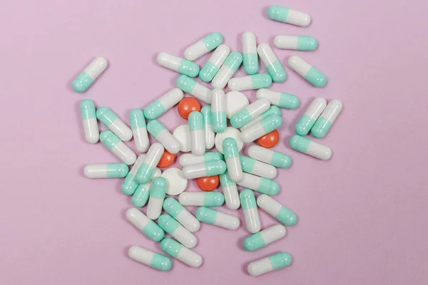 Varie Pillole Capsule Uno Sfondo Rosa Con Spazio Copia Testo — Foto Stock