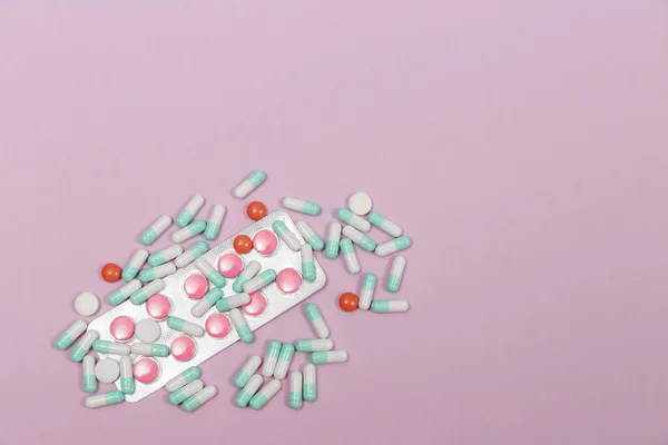 Varie Pillole Capsule Compresse Blister Sfondo Rosa Con Spazio Copia — Foto Stock