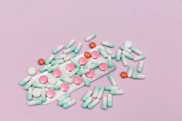 Varias Píldoras Cápsulas Tabletas Blisters Sobre Fondo Rosa Con Espacio — Foto de Stock