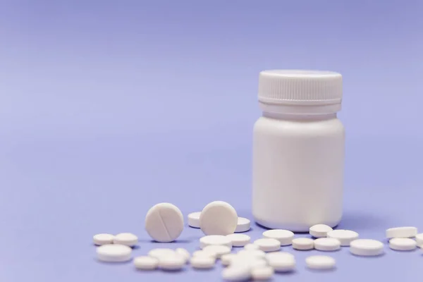 白色药丸和白色塑料瓶容器 全球保健概念 抗生素耐药性 抗菌素胶囊丸 制药工业 — 图库照片