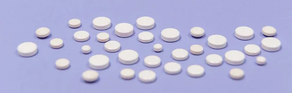 コピースペースの紫色の背景に白い錠剤 抗生物質耐性 抗菌カプセル薬だ 製薬業界 — ストック写真