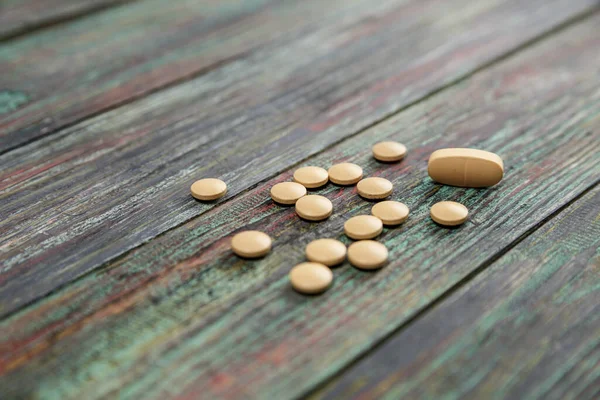 Pillola Beige Uno Sfondo Legno Con Spazio Copia Concetto Sanitario — Foto Stock