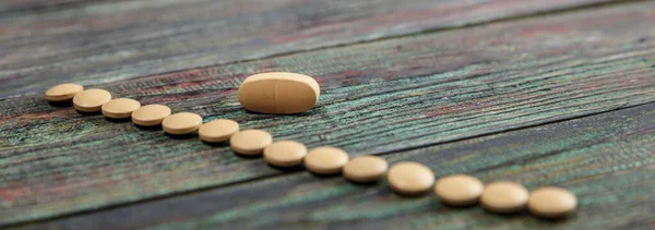 Beige Pil Een Houten Achtergrond Met Kopieerruimte Wereldwijd Gezondheidsconcept Farmaceutische — Stockfoto