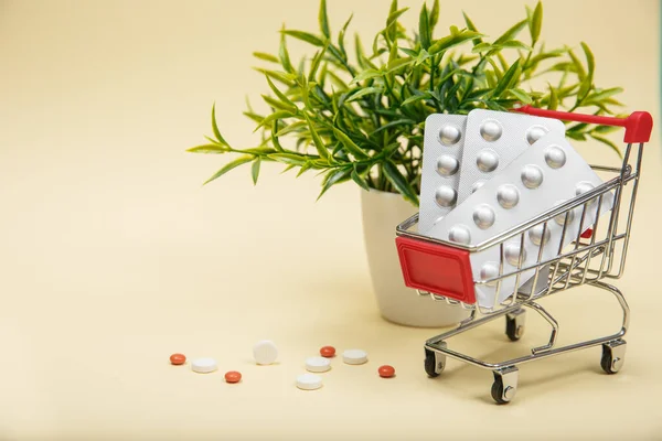 Bevásárlókocsi Tablettákkal Gyógyszerekkel Tabletták Bevásárlókocsi Kék Háttér Koncepció Gyógyszerkereskedelem Gyógyszertárak — Stock Fotó