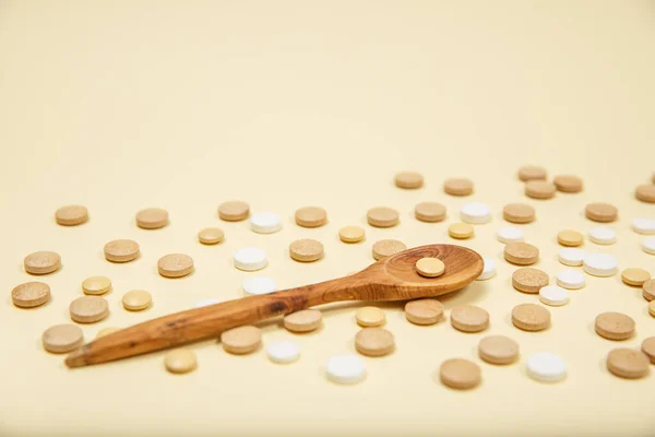 Spoon Filled Pills Capsules Vitamins Supplements Pink Background — Stock Photo, Image