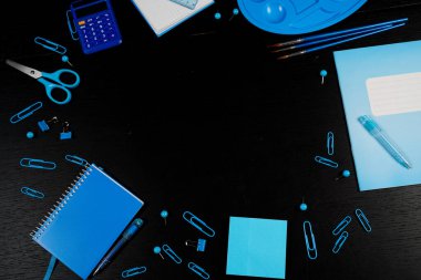 Eğitim sezonu geçmişine ya da ofis masası konseptine geri dönelim. Tahta üzerinde çalışmak ya da öğrenmek için temel nesneler düz yatıyordu.