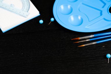 Eğitim sezonu geçmişine ya da ofis masası konseptine geri dönelim. Tahta üzerinde çalışmak ya da öğrenmek için temel nesneler düz yatıyordu.