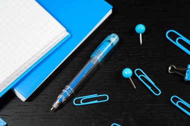 Eğitim sezonu geçmişine ya da ofis masası konseptine geri dönelim. Tahta üzerinde çalışmak ya da öğrenmek için temel nesneler düz yatıyordu.