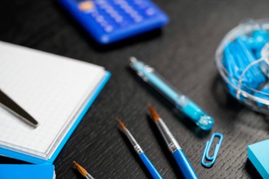 Eğitim sezonu geçmişine ya da ofis masası konseptine geri dönelim. Tahta üzerinde çalışmak ya da öğrenmek için temel nesneler düz yatıyordu.