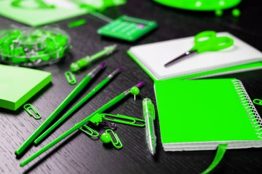 Eğitim sezonu geçmişine ya da ofis masası konseptine geri dönelim. Tahta üzerinde çalışmak ya da öğrenmek için temel nesneler düz yatıyordu.