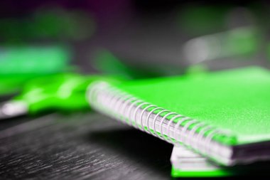 Eğitim sezonu geçmişine ya da ofis masası konseptine geri dönelim. Tahta üzerinde çalışmak ya da öğrenmek için temel nesneler düz yatıyordu.