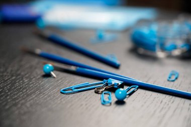 Eğitim sezonu geçmişine ya da ofis masası konseptine geri dönelim. Tahta üzerinde çalışmak ya da öğrenmek için temel nesneler düz yatıyordu.