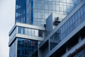 Ocelově světle modré pozadí skla vysoké budovy mrakodrap komerční moderní město budoucnosti. Obchodní koncept úspěchu průmyslu technické architektury.
