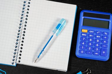 Eğitim sezonu geçmişine ya da ofis masası konseptine geri dönelim. Tahta üzerinde çalışmak ya da öğrenmek için temel nesneler düz yatıyordu.