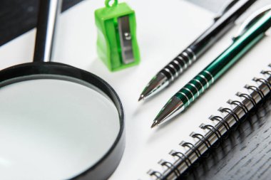 Okul konseptine geri dönelim. Okul ve ofis malzemeleri ofis masasında. Erkek ya da erkek, okul, çalışma ve ofis konularında hala hayattalar..