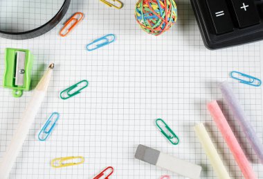 Okul konseptine geri dönelim. Okul ve ofis malzemeleri ofis masasında. Erkek ya da erkek, okul, çalışma ve ofis konularında hala hayattalar..