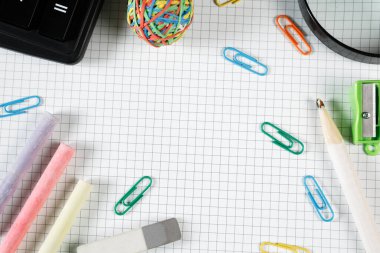 Okul konseptine geri dönelim. Okul ve ofis malzemeleri ofis masasında. Erkek ya da erkek, okul, çalışma ve ofis konularında hala hayattalar..