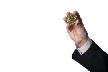 Bir adamın elinde altın Bitcoin, yeni sanal para biriminin dijital sembolü. Adam bitcoin işinden para aldı.