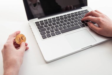 Dizüstü bilgisayardaki Bitcoin sembolü. Şifreli para işareti. Gelecekteki konsept finansal para birimi.