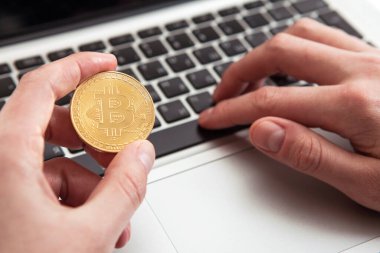 Dizüstü bilgisayardaki Bitcoin sembolü. Şifreli para işareti. Gelecekteki konsept finansal para birimi.