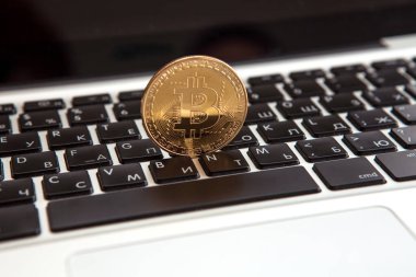 Dizüstü bilgisayardaki Bitcoin sembolü. Şifreli para işareti. Gelecekteki konsept finansal para birimi.