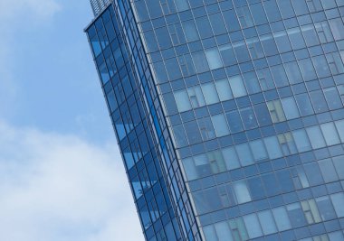 Camdan yüksek katlı gökdelenin çelik mavisi arka planı geleceğin ticari gökdelenleri. İş dünyası konsepti başarı endüstrisi teknoloji mimarisi.