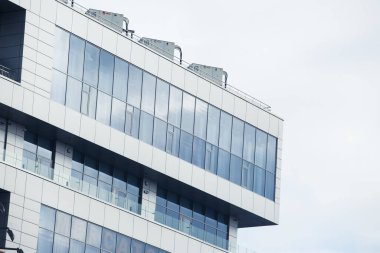 Camdan yüksek katlı gökdelenin çelik mavisi arka planı geleceğin ticari gökdelenleri. İş dünyası konsepti başarı endüstrisi teknoloji mimarisi.