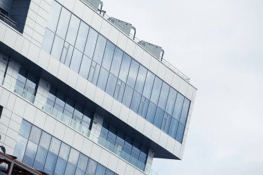 Camdan yüksek katlı gökdelenin çelik mavisi arka planı geleceğin ticari gökdelenleri. İş dünyası konsepti başarı endüstrisi teknoloji mimarisi.